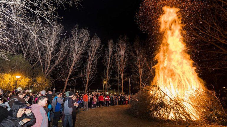 Hace 30 años que los vecinos de Río Grande celebran la fogata de San Juan. Hace 30 años que los vecinos de Río Grande celebran la fogata de San Juan.