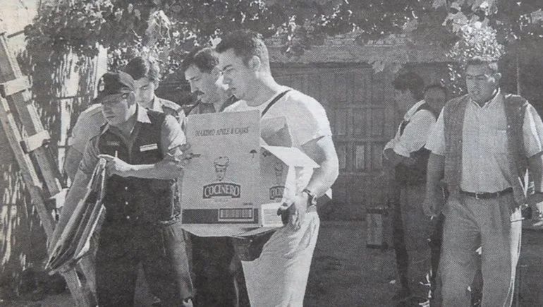 La policía neuquina tras el allanamiento en la casa de la teenager. La policía neuquina tras el allanamiento en la casa de la teenager.