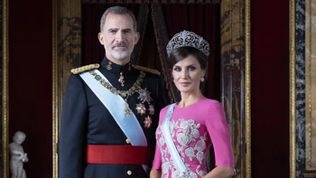 Los reyes, Felipe y Letizia, vestidos de gala. Los reyes, Felipe y Letizia, vestidos de gala.