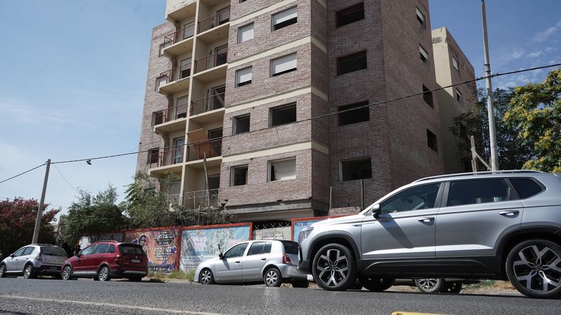 El edificio abandonado de Sargento Cabral fue ocupado por gente en situación de calle. Foto: archivo. | LM Neuquen El edificio abandonado de Sargento Cabral fue ocupado por gente en situación de calle. Foto: archivo.