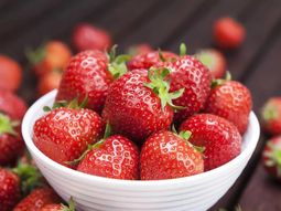 La receta imperdible de Paulina Cocina: Frutillas en almíbar, un postre distinto y delicioso La receta imperdible de Paulina Cocina: Frutillas en almíbar, un postre distinto y delicioso