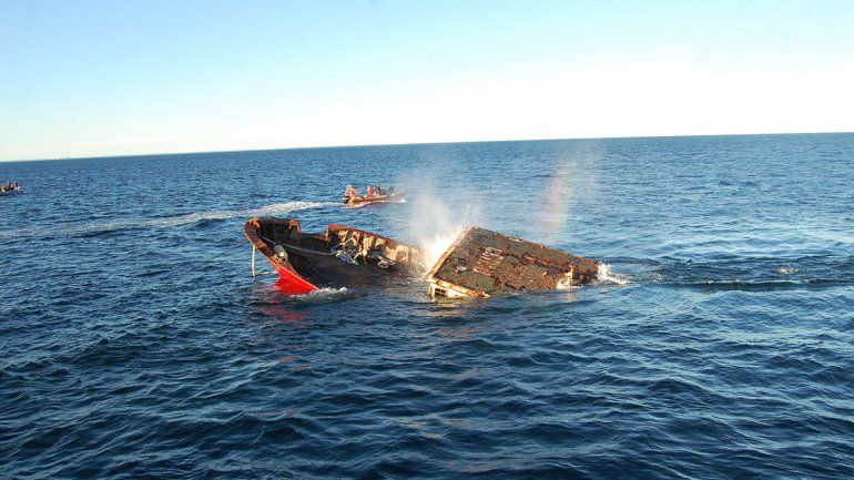 El último viaje del ex pesquero Chiarpesca 59 en Las Grutas