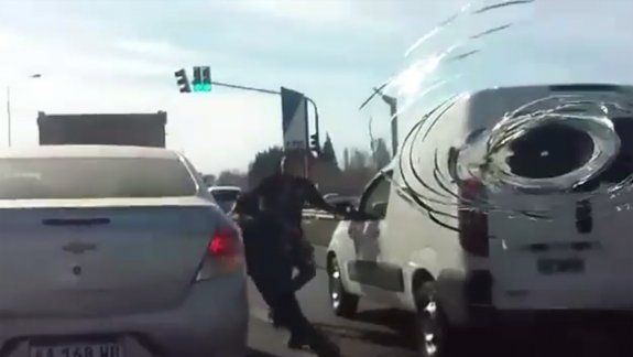 Conductores resuelven sus diferencias a las trompadas