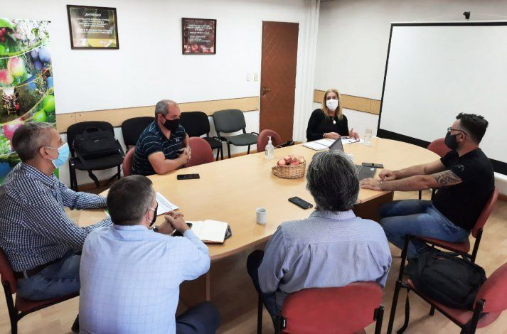 Productores ofrecen proveer frutas y verduras a cárceles y hospitales