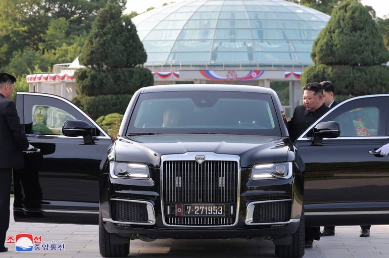 En otro momento, Putin sentado en el asiento del acompañante espera que suba Kim. En otro momento, Putin sentado en el asiento del acompañante espera que suba Kim.