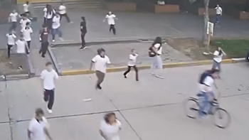 Una cámara de seguridad captó a los estudiantes del colegio huyendo al momento del tiroteo. Una cámara de seguridad captó a los estudiantes del colegio huyendo al momento del tiroteo.