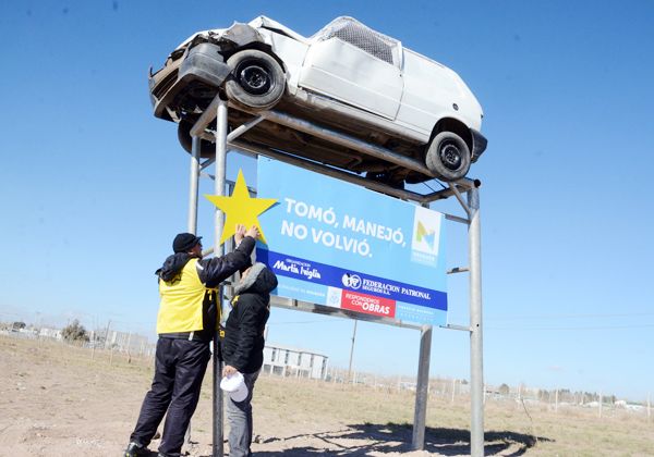 Exhiben un auto chocado  para concientizar sobre el tránsito