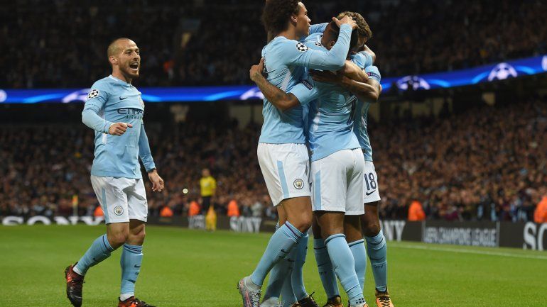 El Manchester City, sin Agüero, superó por 2 a 1 al Nápoli