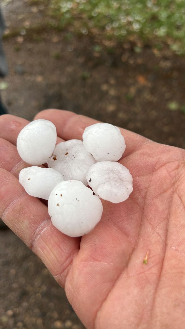 El granizo que cayó en algunos sectores fue de más de cinco centímetros.