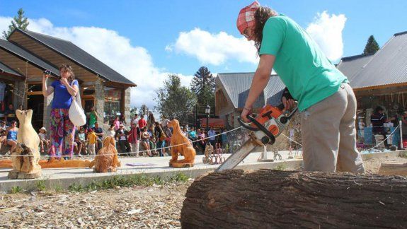Los escultores de madera con motosierra copan Villa Pehuenia