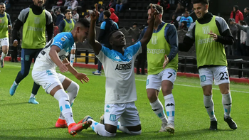 racing le gano a colon y presiona a boca: ¿hubo penal a wanchope? racing le gano a colon y presiona a boca: ¿hubo penal a wanchope?