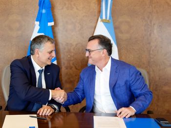 El presidente y CEO de YPF, Horacio Marín, y el Co-fundador y CEO de Globant, Martín Migoya, firmaron un acuerdo.