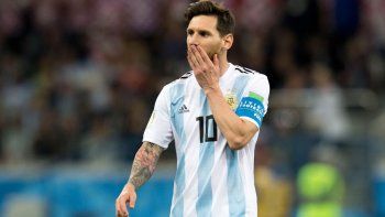 Lionel Messi preveía lo que podía llegar a pasar mientras entonaba el Himno Nacional. El líder estuvo ausente y Argentina lo sintió.
