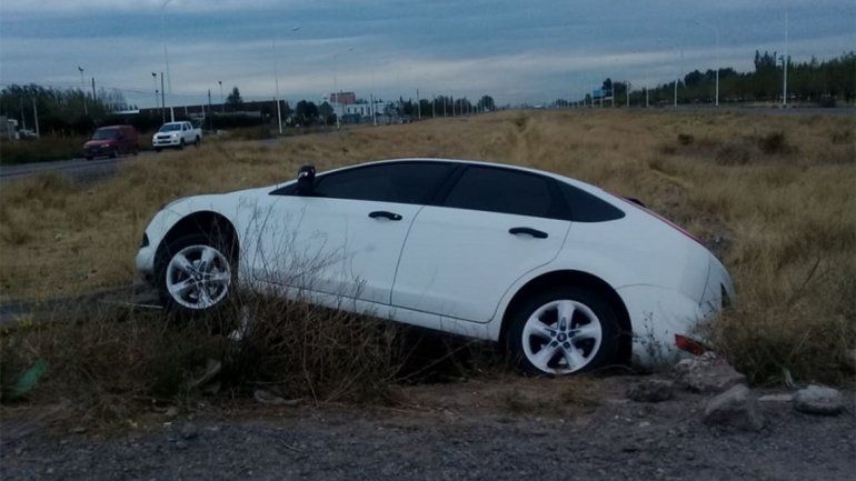Perdió el control de su auto y terminó adentro de una zanja