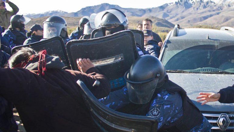Una represión a mapuches deja a varias personas heridas