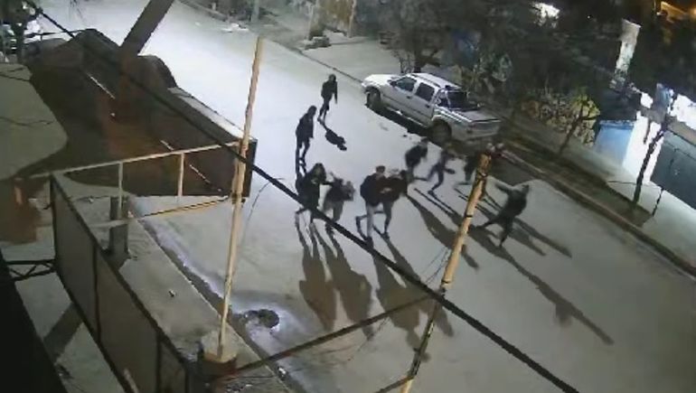 Video: piedras y destrozos en plena calle de Centenario