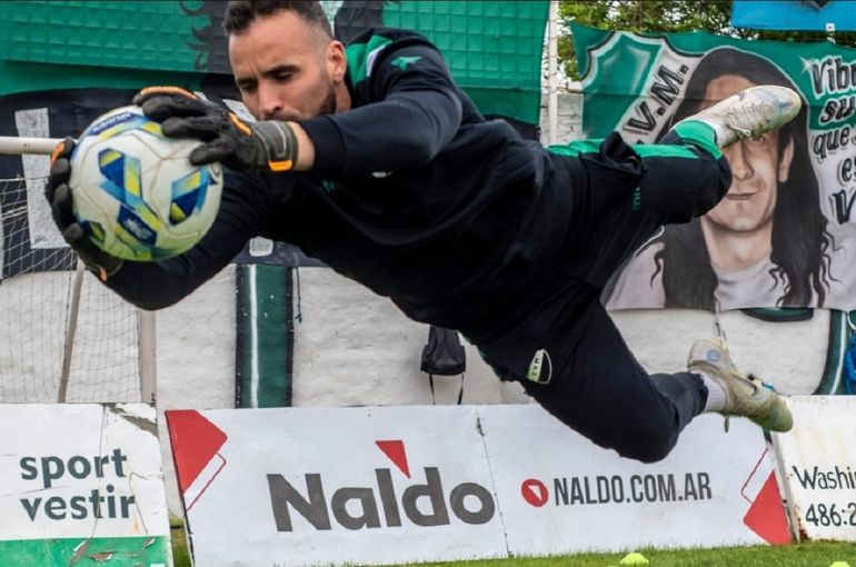 Luciano Molini, el neuquino que cuida los tres palos de Villa Mitre y va por el ascenso