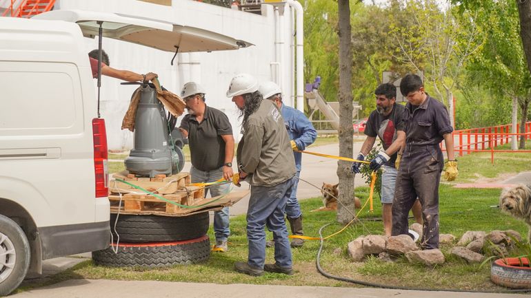Operarios del municipio de Plottier, en una intervención de obra. Operarios del municipio de Plottier, en una intervención de obra.