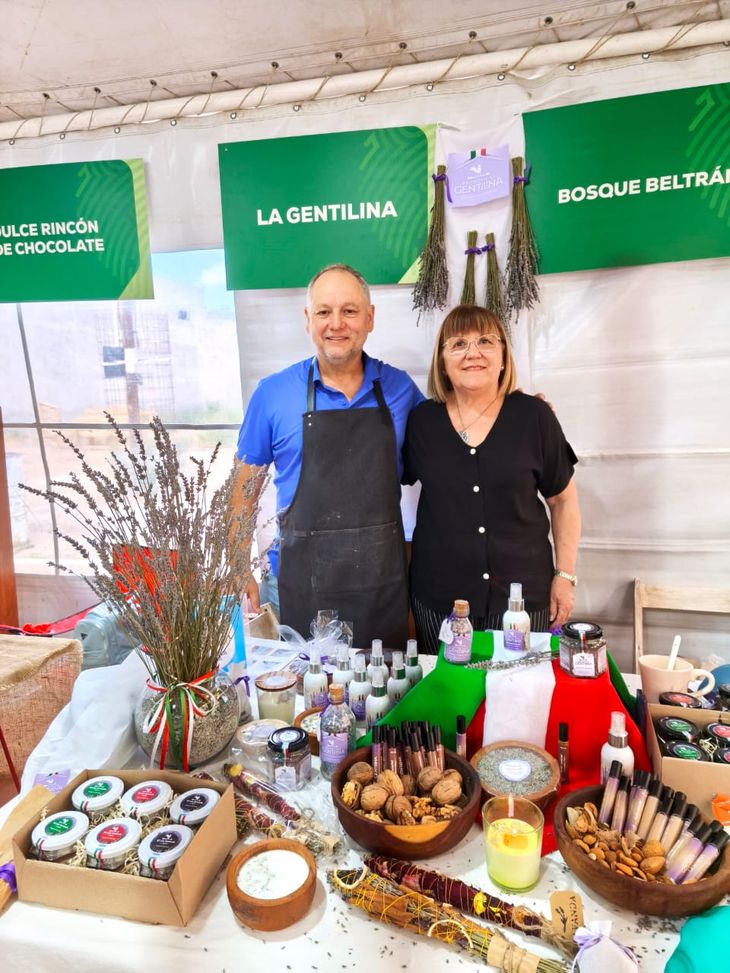Desafío Pyme: Ante los altos costos de la lavanda importada de Francia, Rapari apuesta por un mercado regional propio que valore la pureza artesanal frente a la industria farmacéutica. Desafío Pyme: Ante los altos costos de la lavanda importada de Francia, Rapari apuesta por un mercado regional propio que valore la pureza artesanal frente a la industria farmacéutica.