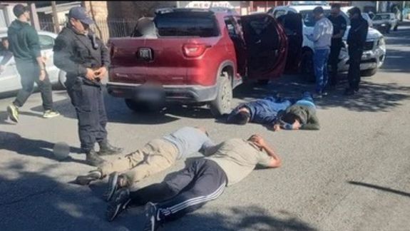 Según informó la policía, los detenidos pertenecen a una banda de boqueteros de Trelew, también dedicada a los robos con inhibidores de alarmas.&nbsp;