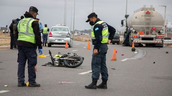 autovia norte: un motociclista murio al chocar contra un camion