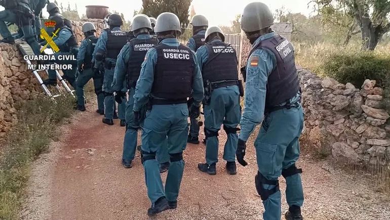 La Guardia Civil de España rescató a la hijastra. La Guardia Civil de España rescató a la hijastra.