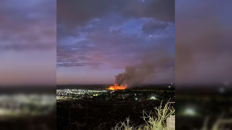 Incendio de grandes proporciones en Cipolletti, zona del tercer puente,&nbsp;