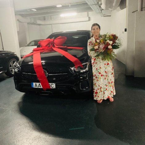 La madre de Cristiano Ronaldo posa con el regalo que le hicieron sus hijos durante la celebraci&oacute;n del D&iacute;a de la Madre.