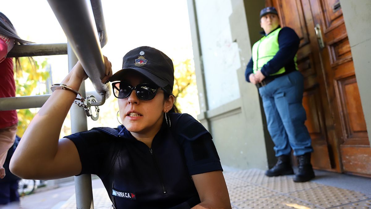 Constanza Parra, la policía que se encadenó a Casa de Gobierno.