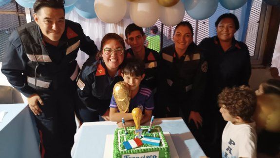 Francisco recibió el mejor regalo y festejó sus 7 años con los Bomberos