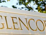 FOTO DE ARCHIVO: El logotipo del comerciante de materias primas Glencore aparece frente a la sede de la empresa en Baar, Suiza. 18 de julio, 2017. REUTERS/Arnd Wiegmann/Archivo