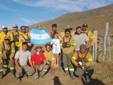 El ángel de los brigadistas: la nena que los esperó todos los días con una bandera