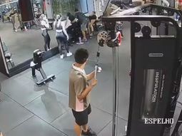 Una joven queda atrapada bajo 180 kilos y se fractura las rodillas en un gimnasio de Brasil. Una joven queda atrapada bajo 180 kilos y se fractura las rodillas en un gimnasio de Brasil.