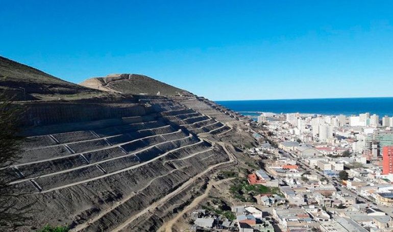 El Cerro Chenque, uno de los atractivos de Comodoro Rivadavia: el muchacho sufrió una caída de entre 6 y 7 metros. El Cerro Chenque, uno de los atractivos de Comodoro Rivadavia: el muchacho sufrió una caída de entre 6 y 7 metros.