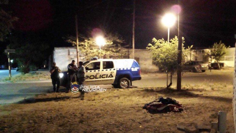 Escapaban con 80 prendas de vestir robadas y los agarraron in fraganti