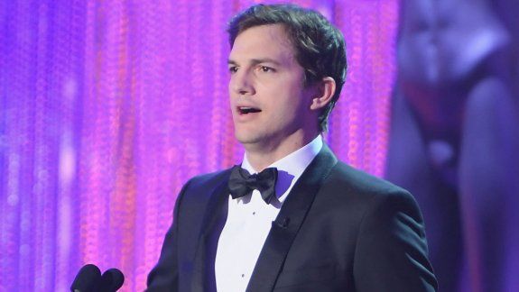 Como maestro de ceremonias, Ashton Kutcher hizo un guiño a las protestas en los aeropuertos y les dio la bienvenida a los inmigrantes.&nbsp;