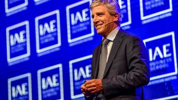 “Comprá, no te la pierdas, campeón”, la ironía del ministro ante una consulta sobre el salto del dólar en el mercado cambiario.