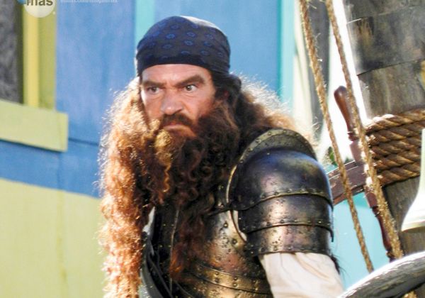 Banderas se viste de pirata y se enfrenta a Bob Esponja