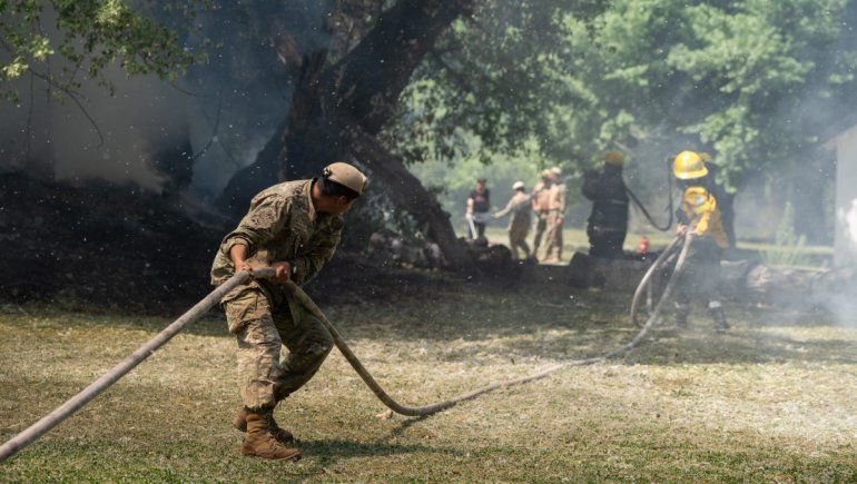 En 12 fotos, el incendio descontrolado en un barrio militar
