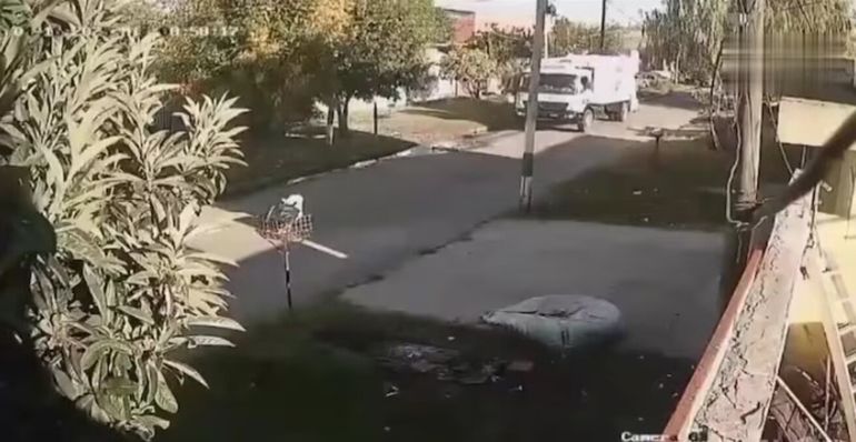 Horror: estaba barriendo la calle y murió atropellada por un camión de residuos