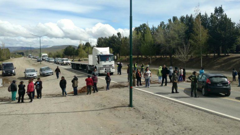 Vecinos cortaron la Ruta 40 reclamando una obra de agua potable