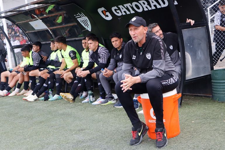 Gabriel Nasta avisó que no seguirá en el cargo de entrenador. Fotos: Anahí Cárdena 