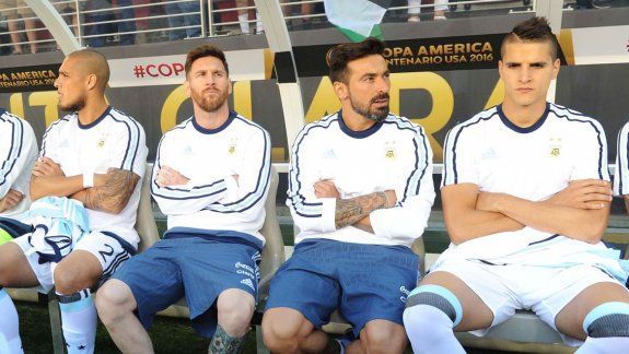 Messi vivió con intensidad el partido en el banco. El capitán puede estar tranquilo, el equipo respondió sin él.
