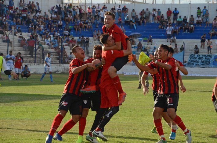 El festejo del Roho en La Colonia tras ganar la Copa Neuquén 2019.