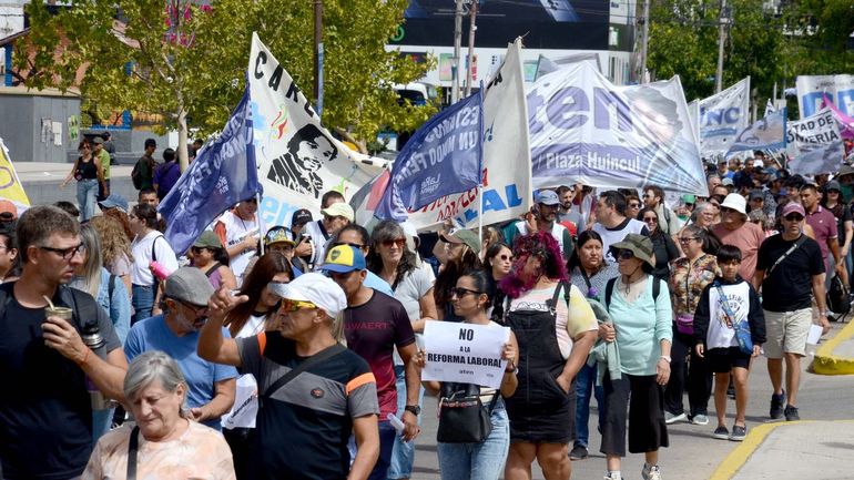 La masiva marcha en Neuquén contra la reforma laboral en el tratamiento del Senado.