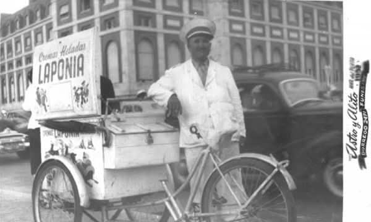 Estrategia de cercanía: Antiguos vendedores ambulantes con bandejas exclusivas, la táctica de marketing que llevó la marca a teatros y plazas. Foto: @Historia de Mardel Estrategia de cercanía: Antiguos vendedores ambulantes con bandejas exclusivas, la táctica de marketing que llevó la marca a teatros y plazas. Foto: @Historia de Mardel