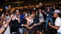 cruces y trompadas entre hinchas de new york y san antonio spurs en las finales de la nba