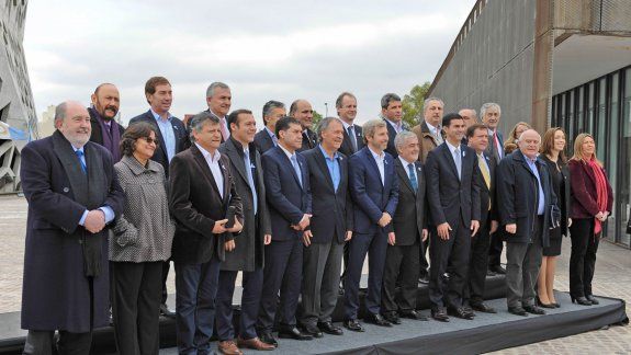 Los gobernadores, juntos en la firma por la restitución de la coparticipación.