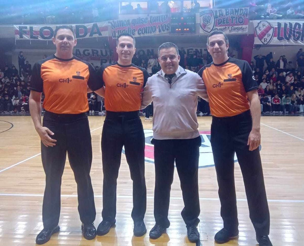 Herrera, el primero desde la derecha, junto a los otros dos árbitros y el comisionado.&nbsp;