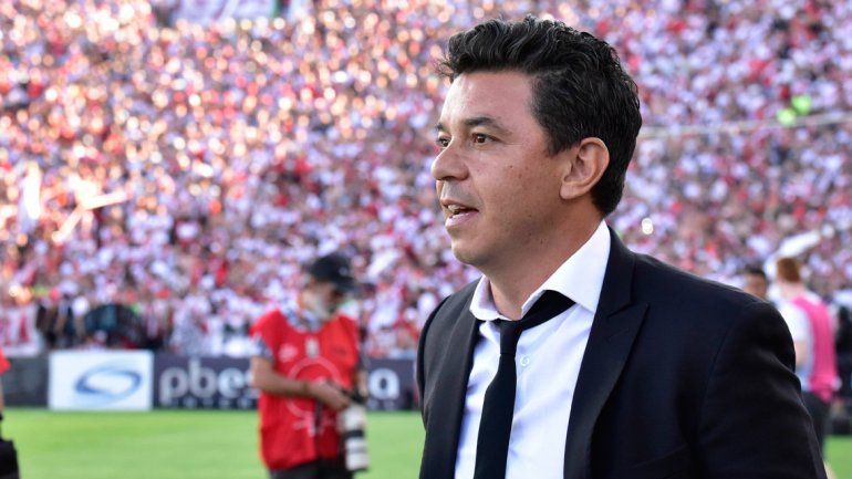 El entrenador quiere dos delanteros y dos mediocampistas.